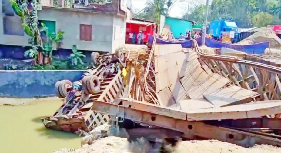 বেইলি ব্রিজ ভেঙে বরিশাল-ভোলা সড়ক পথে যোগাযোগ বন্ধ